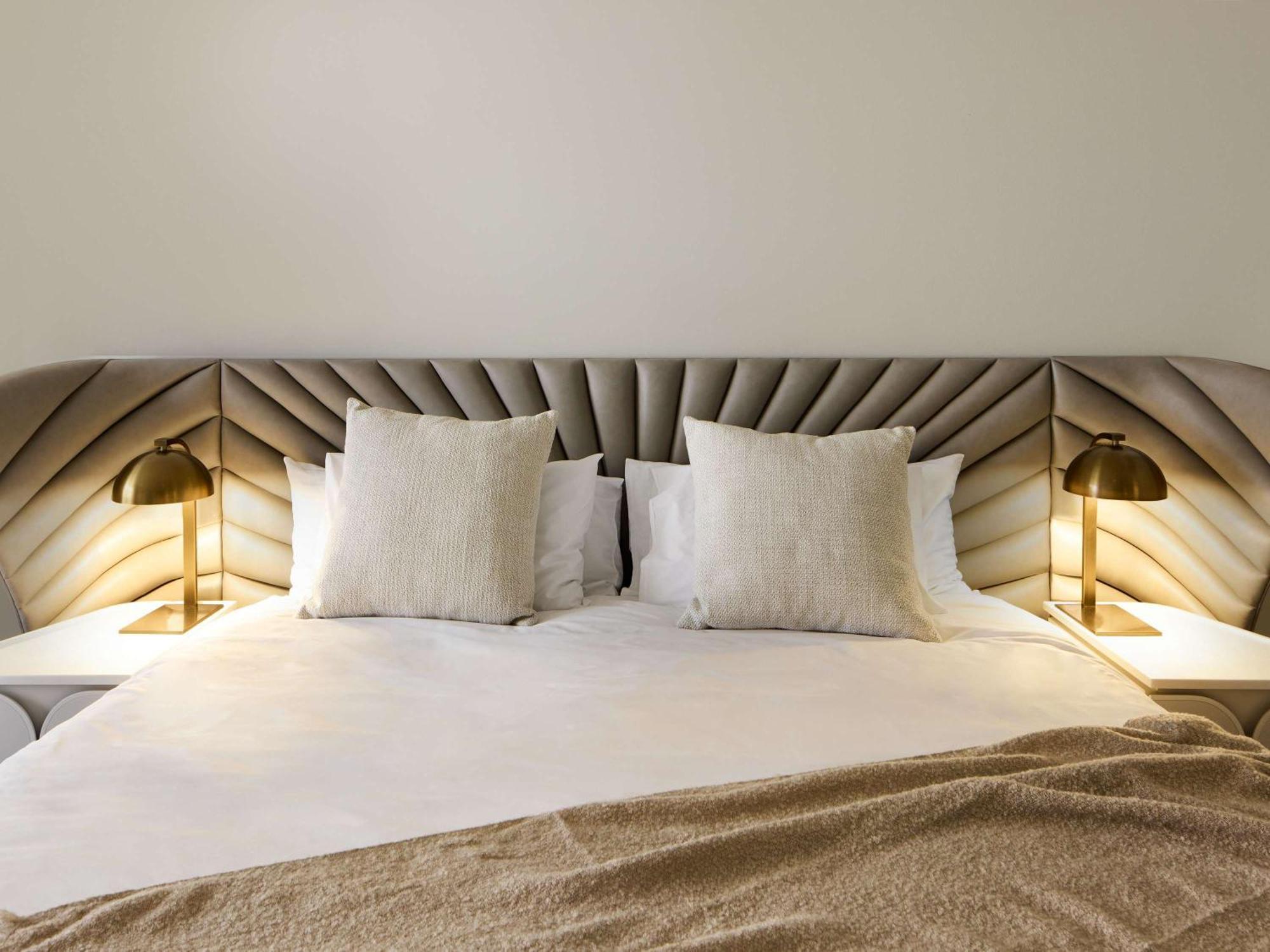 The Playford Adelaide - Mgallery Bagian luar foto A bed with a headboard